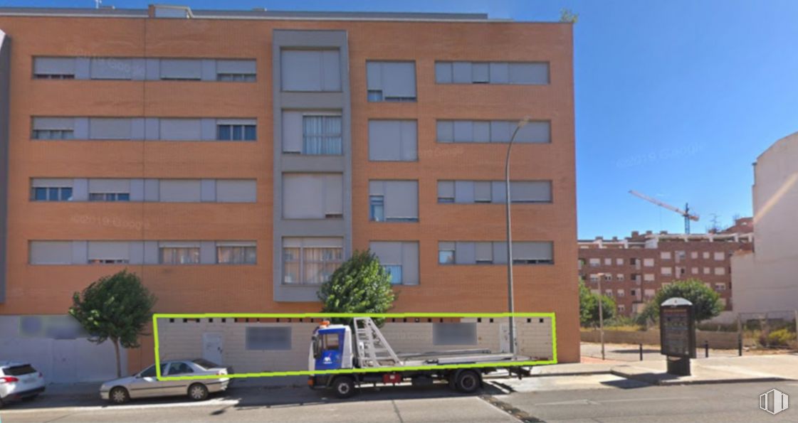 Retail for rent at Calle Prado de Taracena, Guadalajara, 19005 with building, toy vehicle, window, plant, sky, urban design, vehicle, wheel, tower block and condominium around