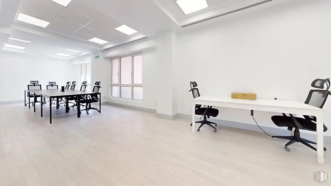 Office for rent at Paseo Castellana, Chamartín, Madrid, 28046 with chair, desk, window, table, furniture, building, office chair, floor, hall and flooring around