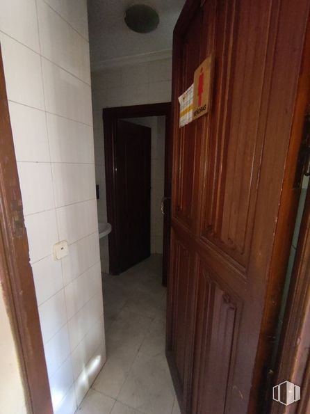 Retail for sale at Zona Palomarejos, Toledo, 45005 with wardrobe, brown, fixture, wood, door, flooring, floor, wood stain, home door and handle around