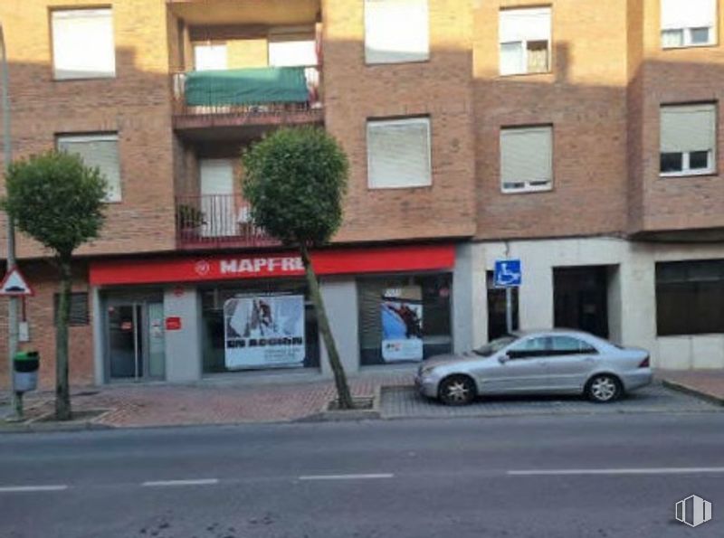 Retail for sale at Avenida Camilo José Cela, Cuéllar, Segovia, 40200 with car, window, building, facade, urban area, town, neighbourhood, commercial building, urban design and door around