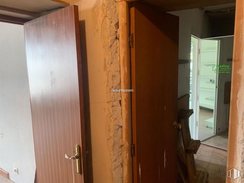 Retail for sale at Calle Agustín Rodríguez Sahagun, Ávila, 05003 with door, door handle, brown, building, fixture, wood, handle, interior design, wood stain and floor around