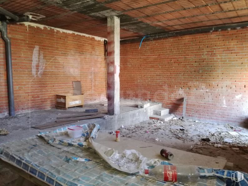 Retail for sale at Calle Nueva, 13, Humanes, Guadalajara, 19220 with wood, brickwork, building material, brick, building, flooring, floor, composite material, beam and hardwood around