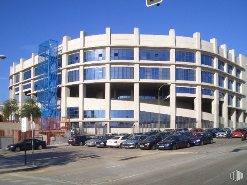 Industrial for sale at Calle Vía de los Poblados, Hortaleza, Madrid, 28033 with building, car, sky, daytime, wheel, infrastructure, vehicle, condominium, tower block and urban design around