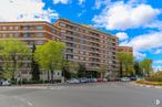 Oficina en alquiler en Calle Colombia, 63 , Chamartín, Madrid, 28016 con edificio, coche, nube, cielo, tiempo de día, propiedad, ventana, neumático, vehículo y árbol alrededor