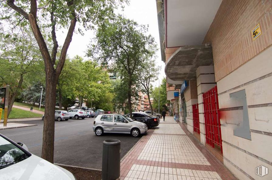 Retail for sale at Avenida de Europa, Toledo, 45003 with car, building, plant, tire, vehicle, wheel, tree, road surface, urban design and automotive lighting around