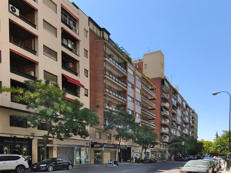 Oficina en alquiler en Paseo Habana, 12, Chamartín, Madrid, 28036 con edificio, coche, luz de la calle, vehículo terrestre, cielo, neumático, durante el día, propiedad, vehículo y rueda alrededor