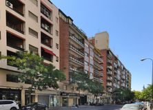 Oficina en alquiler en Paseo Habana, 12, Chamartín, Madrid, 28036 con edificio, coche, luz de la calle, vehículo terrestre, cielo, neumático, durante el día, propiedad, vehículo y rueda alrededor