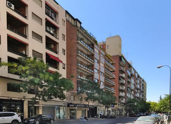 Oficina en alquiler en Paseo Habana, 12, Chamartín, Madrid, 28036 con edificio, coche, luz de la calle, vehículo terrestre, cielo, neumático, durante el día, propiedad, vehículo y rueda alrededor