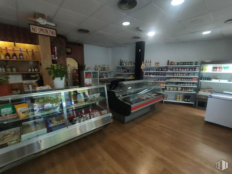 Retail for rent at Calle Esteban Collantes, Ciudad Lineal, Madrid, 28017 with furniture, shelving, shelf, retail, glass, convenience store, restaurant, display case, cleanliness and grocery store around