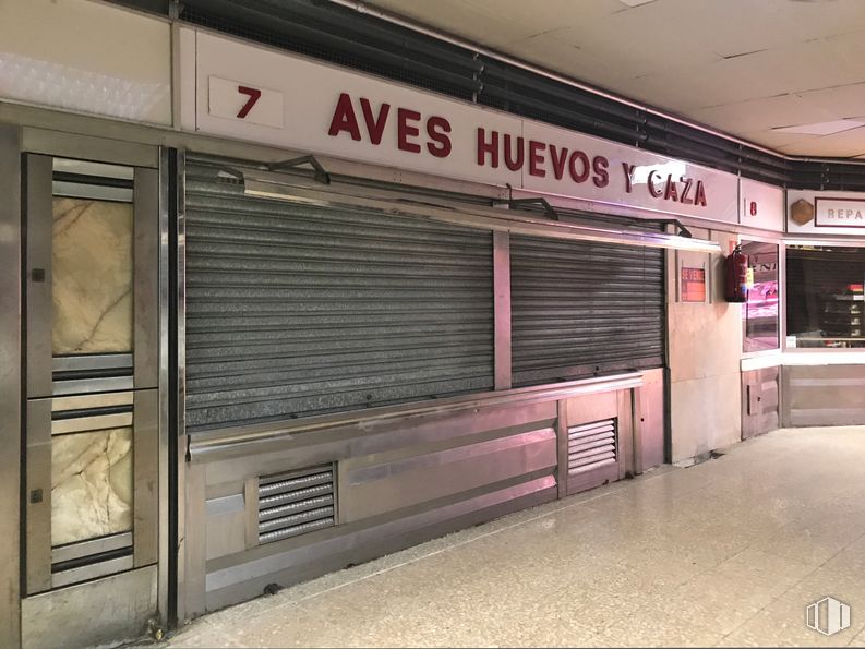 Local en venta en Calle Marquesa de Torrecilla, 4, Ciudad Lineal, Madrid, 28027 con ebanistería, persiana de la ventana, accesorio, gas, fachada, tintes y matices, edificio, ciudad, fuente y señalización alrededor