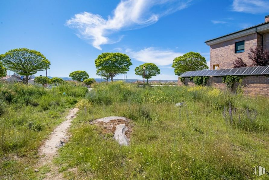 Suelo en venta en Calle Rumanía, Ávila, 05004 con casa, nube, cielo, planta, ventana, comunidad de plantas, edificio, árbol, paisaje natural y lote de tierra alrededor