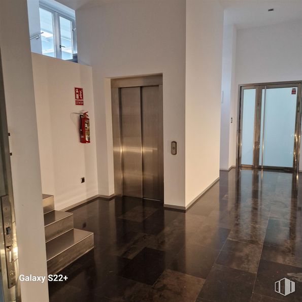 Oficina en alquiler en Calle Emilio Muñoz, 3, San Blas - Canillejas, Madrid, 28037 con ventana, accesorio, madera, hall, edificio, alumbrado, puerta, interiorismo, suelos y suelo alrededor