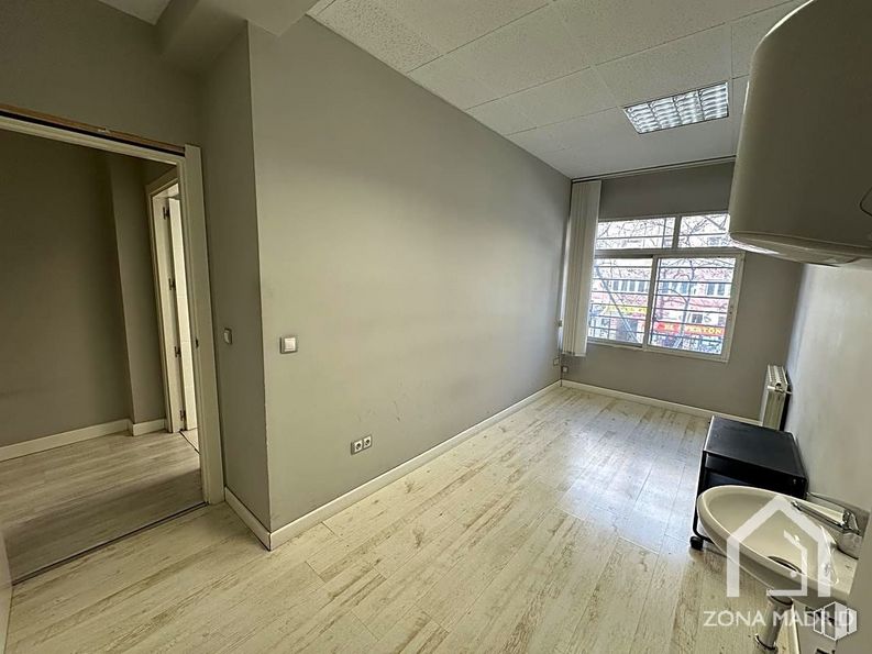 Local en venta en Calle Palencia, Tetuán, Madrid, 28020 con lámpara, ventana, alumbrado, edificio, accesorio, madera, puerta, hall, suelo y suelos alrededor