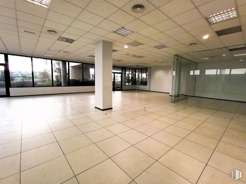 Retail for rent at Edificio 2 (24-A), Calle Casas Miravete, 22 - 24, Villa de Vallecas, Madrid, 28031 with lighting, light fixture, flooring, floor, ceiling, interior design, composite material, glass, commercial building and tile flooring around