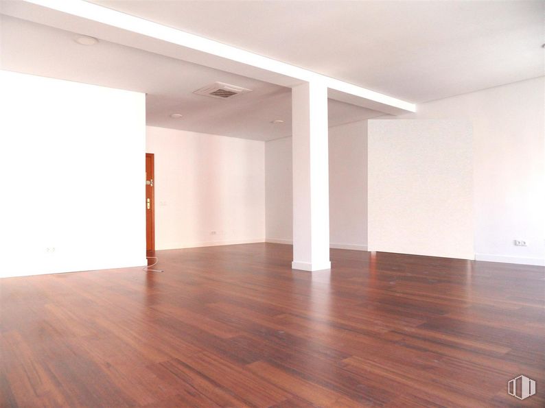 Oficina en alquiler en Calle Madrid, Getafe, Madrid, 28901 con puerta, madera, interiorismo, suelos, accesorio, suelo, tinte para madera, propiedad material, edificio y madera dura alrededor