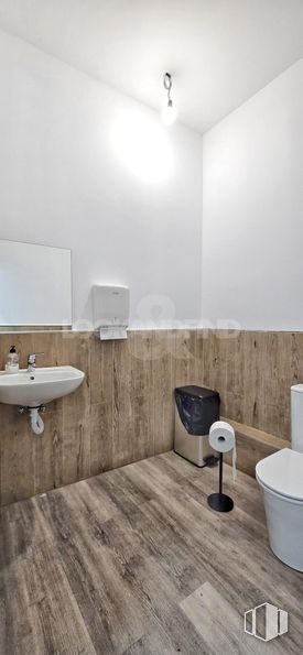 Retail for sale at Zona Moratalaz, Moratalaz, Madrid, 28030 with toilet, sink, lighting, wall, flooring, floor, plumbing fixture, wood, toilet seat and bathroom around