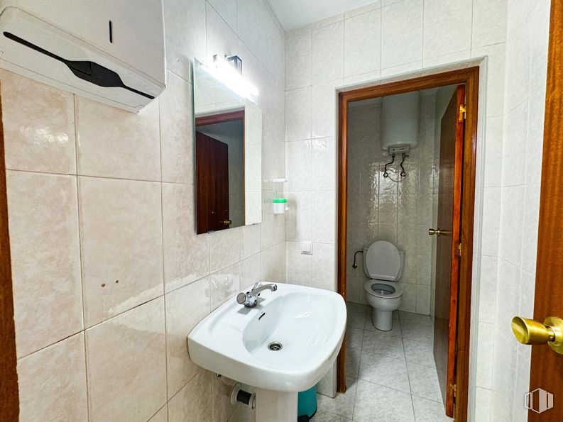 Local en venta en Calle Peña de la Atalaya, Puente de Vallecas, Madrid, 28053 con inodoro, fregadero, espejo, grifo, accesorios de fontanería, propiedad, lavabo, edificio, cuarto de baño y interiorismo alrededor