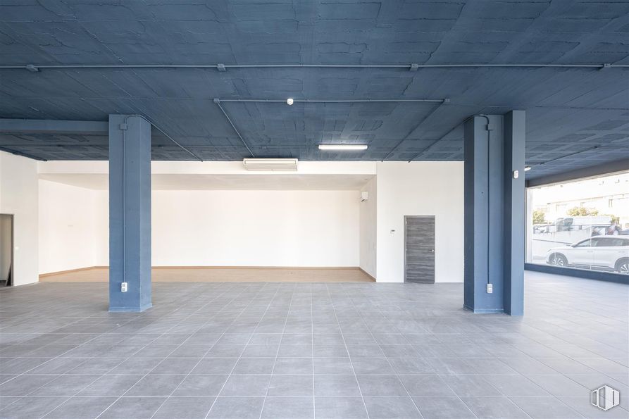 Retail for rent at Avenida Industria, 37, Alcobendas, Madrid, 28108 with car, light fixture, flooring, floor, shade, wheel, tire, automotive parking light, parking and ceiling around