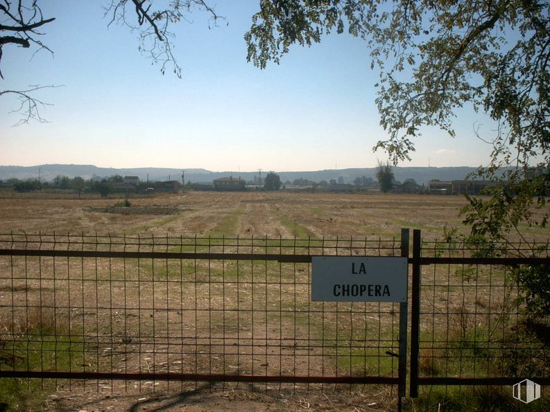 Land for sale at Polígono 1 Parcela, 360, Talavera de la Reina, Toledo, 45600 with sky, plant, ecoregion, fence, natural landscape, land lot, tree, grass, wire fencing and grassland around