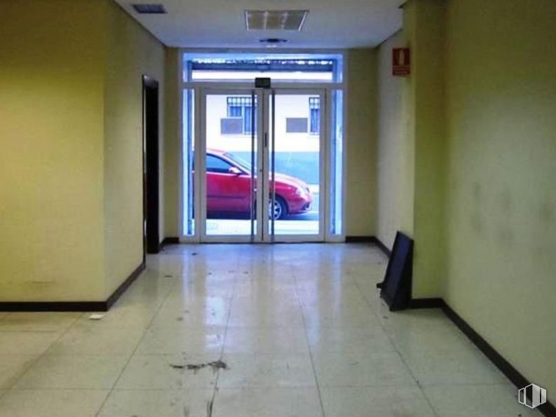 Retail for sale & for rent at Centro urbano, Getafe, Madrid, 28901 with car, tire, vehicle, automotive lighting, motor vehicle, fixture, interior design, automotive design, floor and flooring around