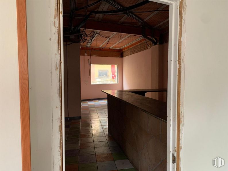 Local en venta en Calle Bernaldo Quiros, Torrelaguna, Madrid, 28180 con edificio, madera, accesorio, hall, ventana, suelos, interiorismo, suelo, haz y casa alrededor