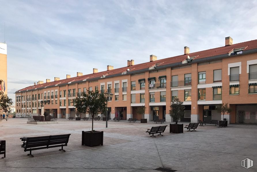 Local en venta en Plaza Mayor, 8, Arroyomolinos, Madrid, 28939 con mesa de trabajo, edificio, nube, cielo, ventana, banco exterior, superficie de carretera, diseño urbano, casa y ciudad alrededor