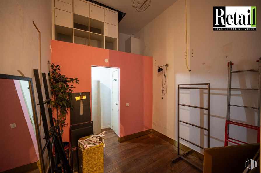 Retail for sale at Calle Augusto Figueroa, 27, Centro, Madrid, 28004 with ladder, houseplant, door, fixture, wood, floor, flooring, plant, real estate and hardwood around