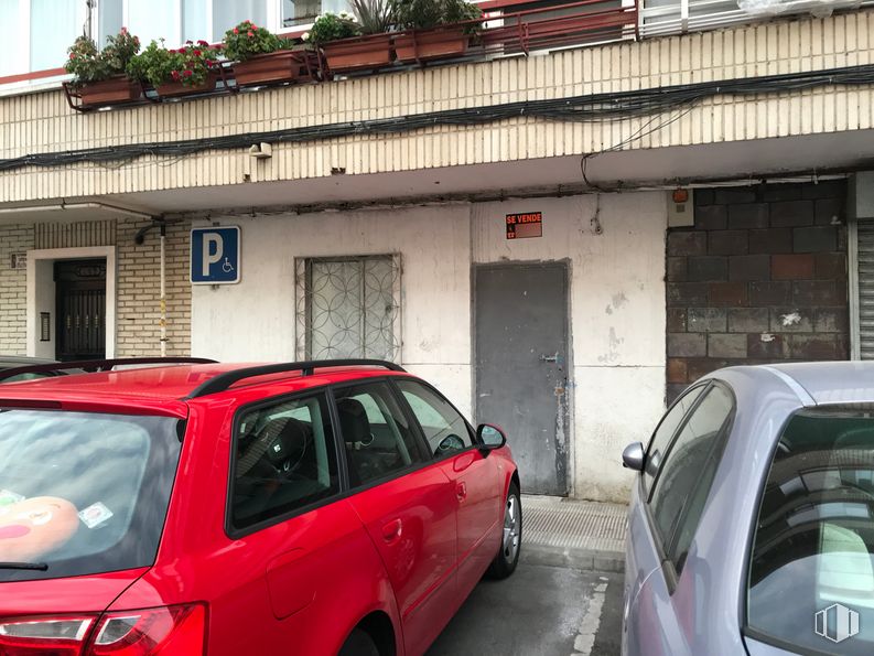 Local en venta en Calle Leganés, 20 - 22, Parla, Madrid, 28980 con coche, neumático, rueda, vehículo, fotografía, iluminación automotriz, ventana, neumático automotriz, edificio y vehículo de motor alrededor