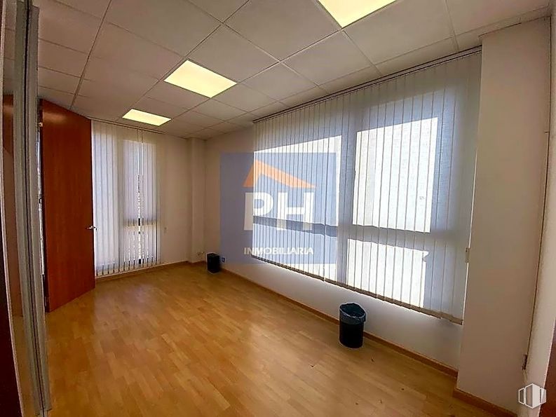 Oficina en venta en Calle Carpinteros, Villaviciosa de Odón, Madrid, 28670 con alumbrado, ventana, edificio, madera, accesorio, hall, suelos, suelo, sombra y casa alrededor