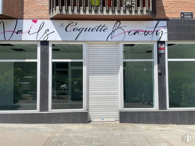 Local en alquiler y venta en Calle Florida, 56, Aranjuez, Madrid, 28300 con propiedad, accesorio, ventana, edificio, fuente, fachada, puerta, vidrio, material de construcción y señalización alrededor