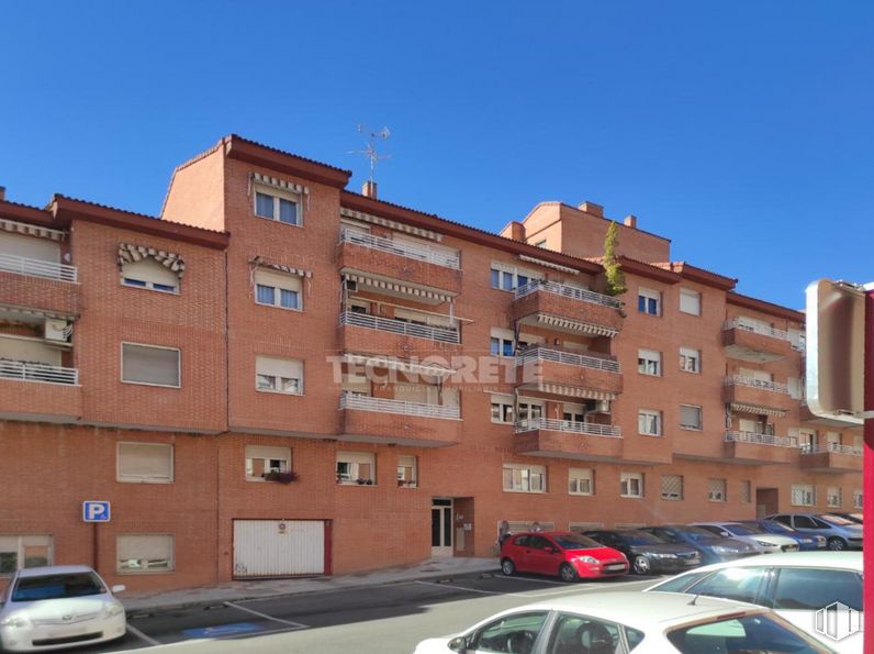 Retail for sale at Calle Juan Ramón Jiménez, Guadalajara, 19004 with car, building, automotive parking light, sky, land vehicle, tire, wheel, vehicle, window and urban design around