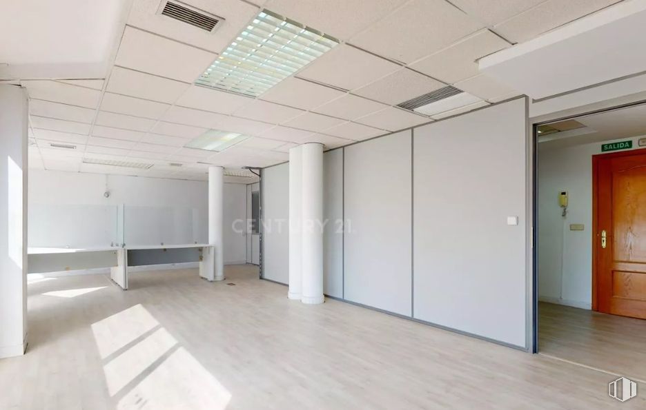 Oficina en alquiler y venta en Calle Vía Complutense, 3, Alcalá de Henares, Madrid, 28807 con puerta, edificio, hall, accesorio, suelo, suelos, techo, exterior del automóvil, vidrio y detector de humo alrededor