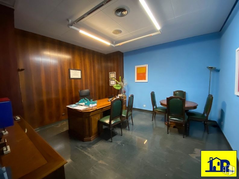 Local en alquiler en Centro urbano, Cuenca, 16004 con silla, escritorio, alumbrado, mesa de cocina y comedor, propiedad, mueble, mesa, interiorismo, suelo y edificio alrededor