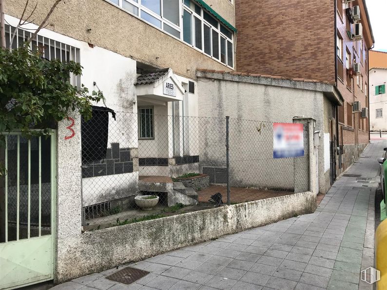 Local en venta en Calle Tejoneras, 6, Galapagar, Madrid, 28260 con ventana, edificio, planta, superficie de la carretera, diseño urbano, ladrillo, barrio, albañilería, fachada y casa alrededor