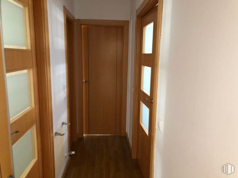 Retail for sale at Calle María Antonia Nebreda, Ávila, 05005 with door, building, fixture, wood, handle, home door, flooring, wood stain, hardwood and ceiling around