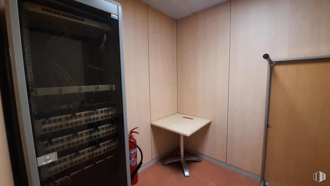 Oficina en alquiler en Edificio Euromor, Avenida Burgos, 16 D, Chamartín, Madrid, 28036 con mesa, edificio, madera, suelos, suelo, casa, estantería, madera dura, puerta y contrachapado alrededor