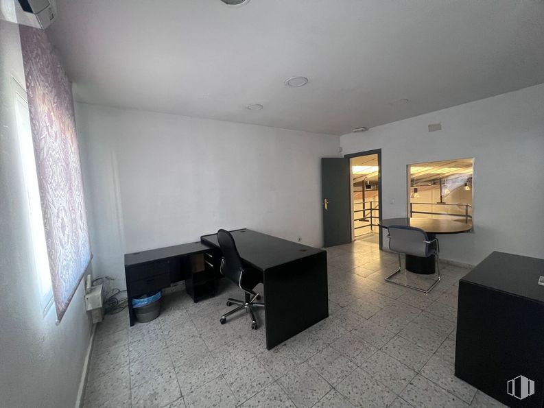 Nave en venta en Polígono industrial Carretera de Loeches, Torrejón de Ardoz, Madrid, 28850 con escritorio, silla, mesa, propiedad, mueble, edificio, piso, pavimentos, bienes raíces y techo alrededor