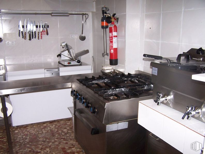 Retail for sale at Zona La Serna, Fuenlabrada, Madrid, 28941 with kitchen appliance, gas stove, home appliance, automotive design, kitchen, kitchen stove, interior design, stove, cooktop and gas around