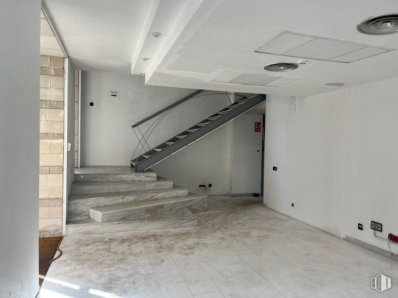 Industrial for rent at Calle Fundición, Rivas-Vaciamadrid, Madrid, 28529 with flooring, floor, ceiling, stairs, composite material, grey, building material, glass, concrete and basement around