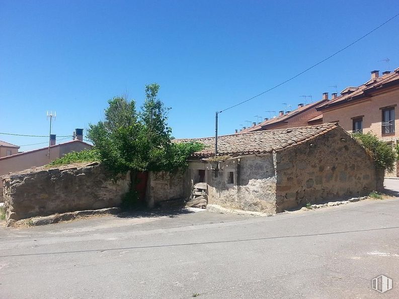 Land for sale at Casco antiguo, Ávila, 05194 with house, sky, plant, window, building, road surface, land lot, tree, slope and asphalt around