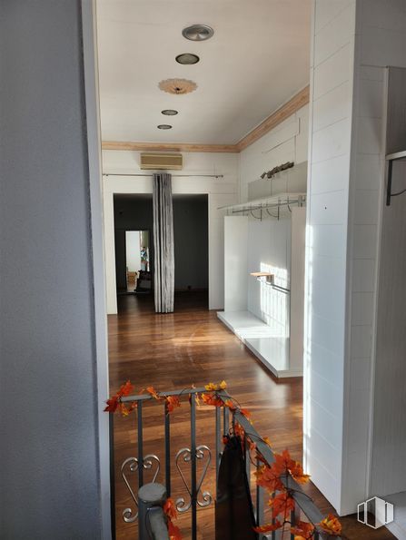 Local en alquiler y venta en Plaza Rodríguez Marín, Alcalá de Henares, Madrid, 28801 con accesorio, madera, interiorismo, hall, suelo, suelos, propiedad material, inmobiliario, madera dura y techo alrededor