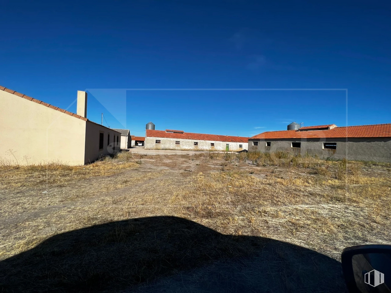 Land for sale at Casco urbano, Cantimpalos, Segovia, 40360 with mirror, house, sky, window, land lot, slope, building, residential area, grass and road surface around