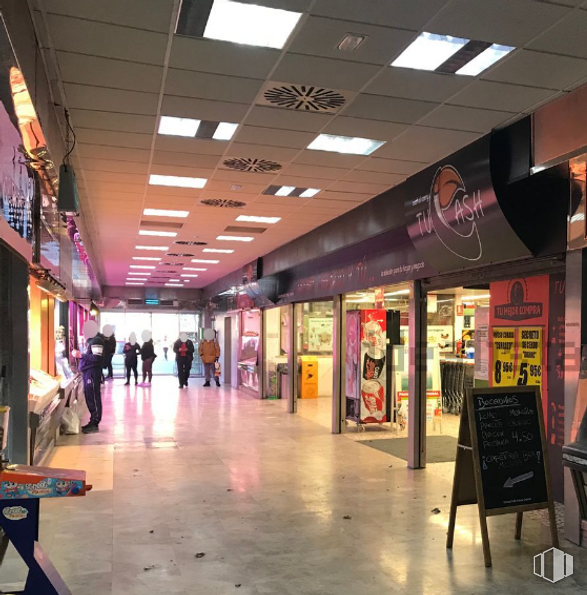 Local en alquiler y venta en Calle Constitución, 39, Alcobendas, Madrid, 28100 con persona, interiorismo, accesorio, venta al por menor, ciudad, edificio, techo, evento, suelos y comercio alrededor