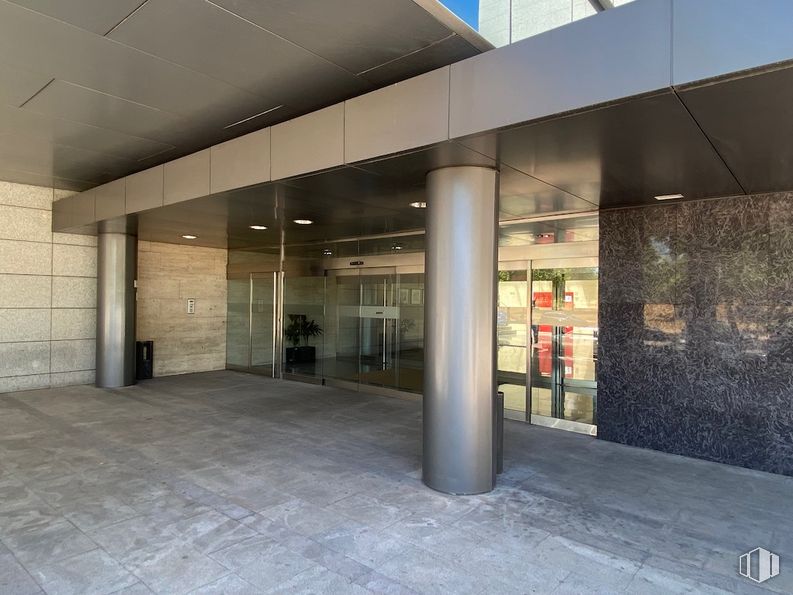 Oficina en venta en Edificio Inbisa, Avenida Pirineos, 7, San Sebastián de los Reyes, Madrid, 28700 con propiedad, diseño de interiores, edificio, accesorio, piso, suelo, bienes raíces, material compuesto, vidrio y edificio comercial alrededor