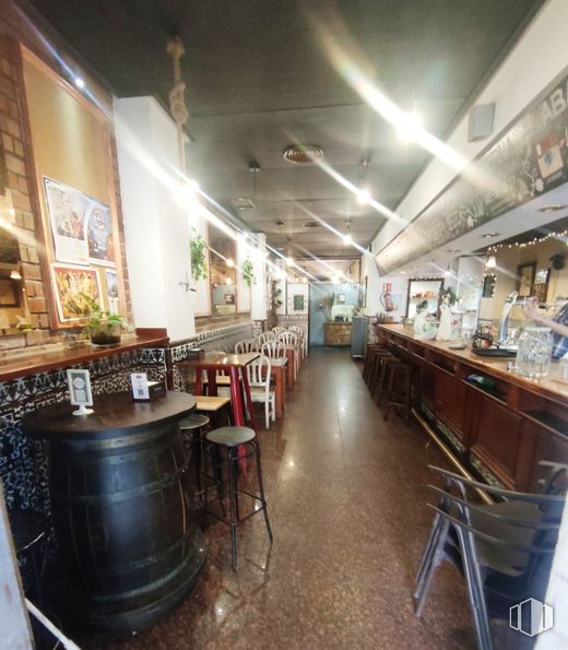 Retail for sale at Calle Miguel Servet, Centro, Madrid, 28012 with stool, chair, furniture, table, shelf, wood, flooring, floor, retail and shelving around