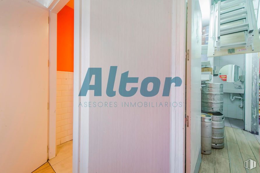 Retail for sale & for rent at Calle Barrilero, Retiro, Madrid, 28007 with flooring, floor, door, paint, home door and cleanliness around