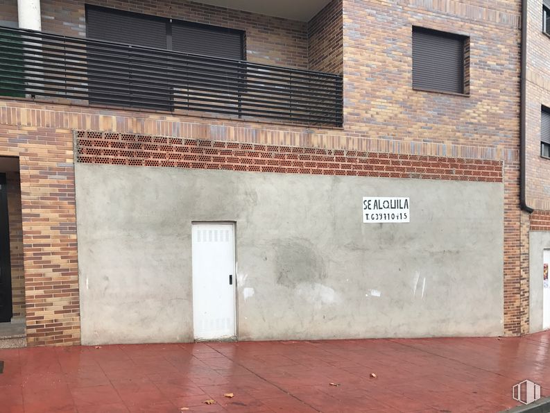 Retail for sale & for rent at Carretera Valladolid, 30, La Lastrilla, Segovia, 40270 with window, door, building, rectangle, wood, architecture, fixture, brickwork, building material and shade around