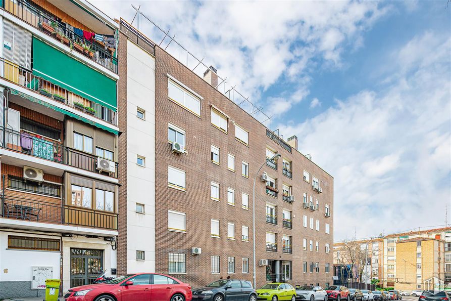 Local en venta en Calle José Arcones Gil, Ciudad Lineal, Madrid, 28017 con coche, edificio, ventana, neumático, rueda, nube, vehículo terrestre, cielo, vehículo y barrio alrededor