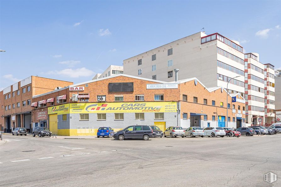 Nave en alquiler en Calle Gamonal, 15, Villa de Vallecas, Madrid, 28031 con coche, edificio, cielo, rueda, ventana, nube, neumático, vehículo, diseño urbano y edificio comercial alrededor