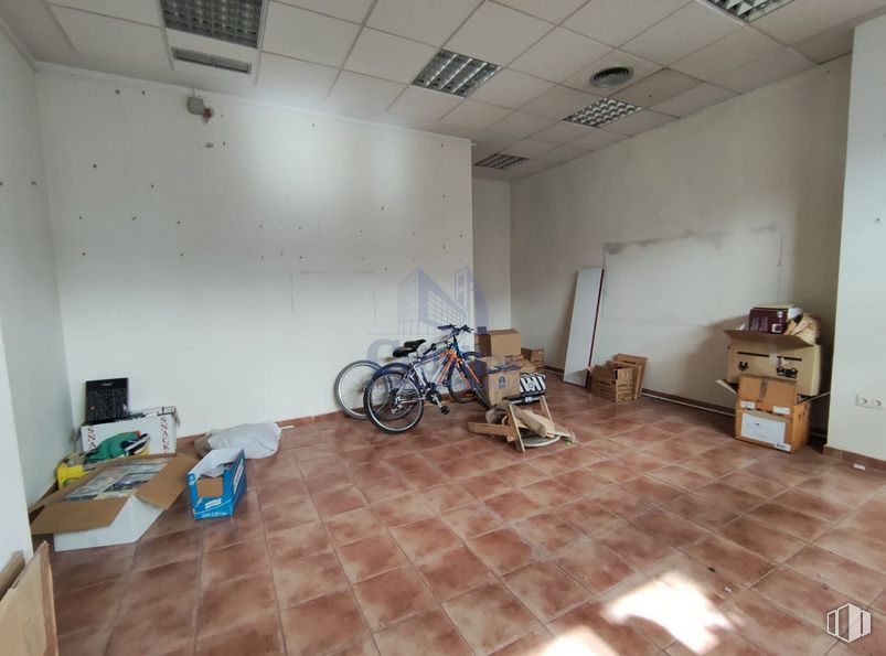 Retail for rent at Calle Barrionuevo, Guadalajara, 19001 with bicycle, tire, wheel, bicycle wheel, wood, interior design, flooring, floor, bicycle wheel rim and building around